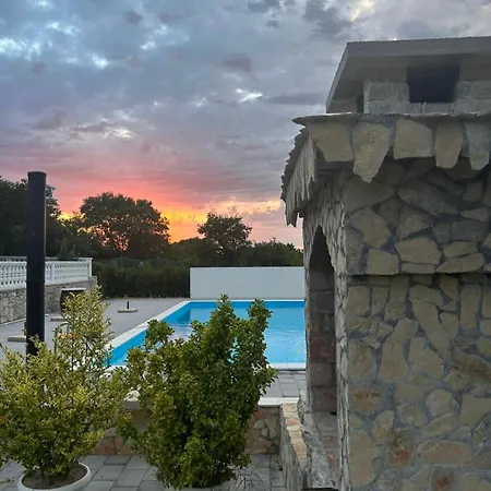 Schoenes Mit Pool Penzion *