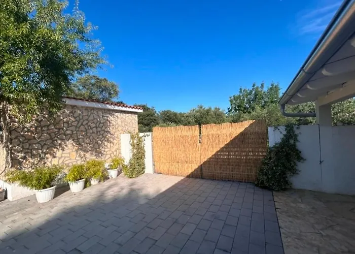 Schoenes Mit Pool Gostinjska kuća Biograd Na Moru