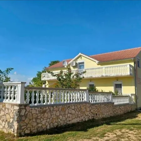 Guest house Schoenes Mit Pool *