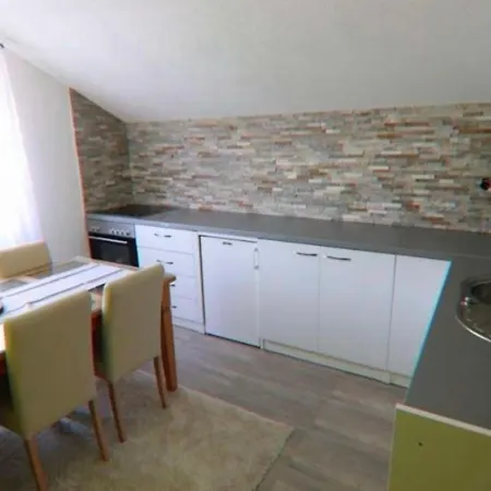 ゲストハウス Schoenes Mit Pool ビオグラード・ナ・モル