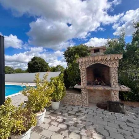 Schoenes Mit Pool Maison d'hôtes