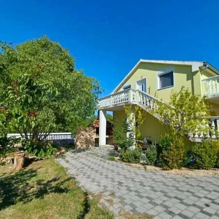 Schoenes Mit Pool Guest house