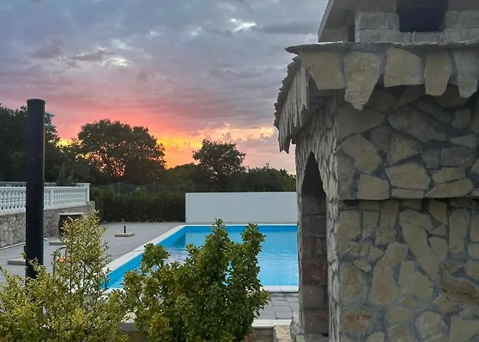 Schoenes Mit Pool Гостевой дом *