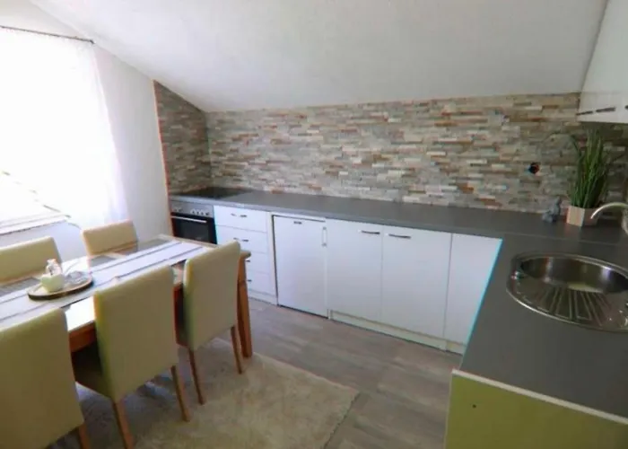 Πανσιόν Schoenes Mit Pool Biograd Na Moru