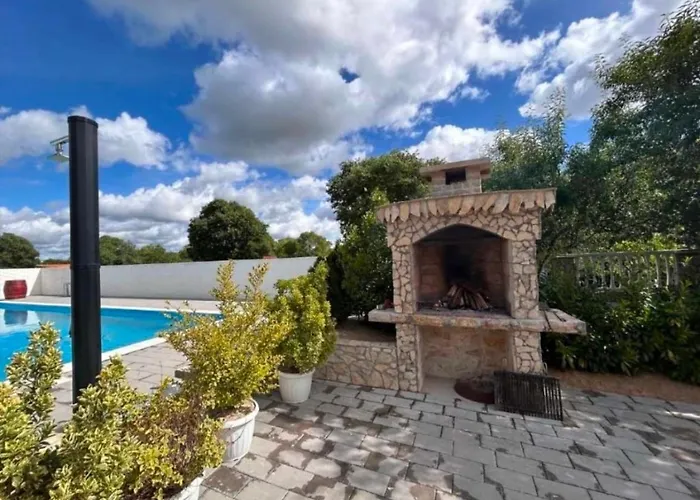 Schoenes Mit Pool Πανσιόν