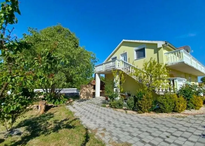 Schoenes Mit Pool Πανσιόν