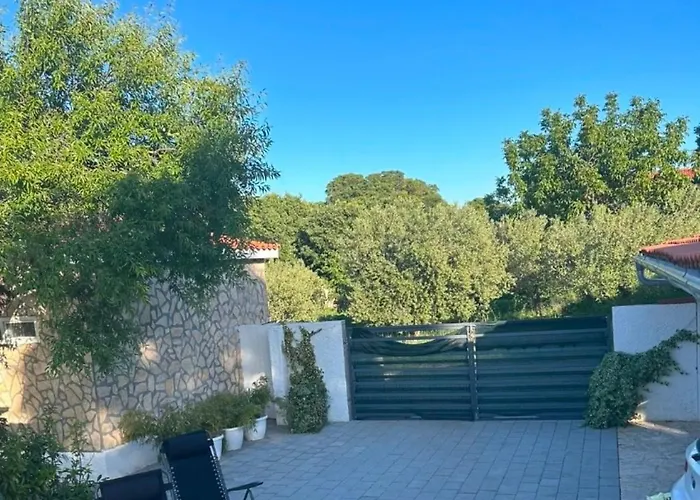 Schoenes Mit Pool Гостевой дом Биоград-на-Мору